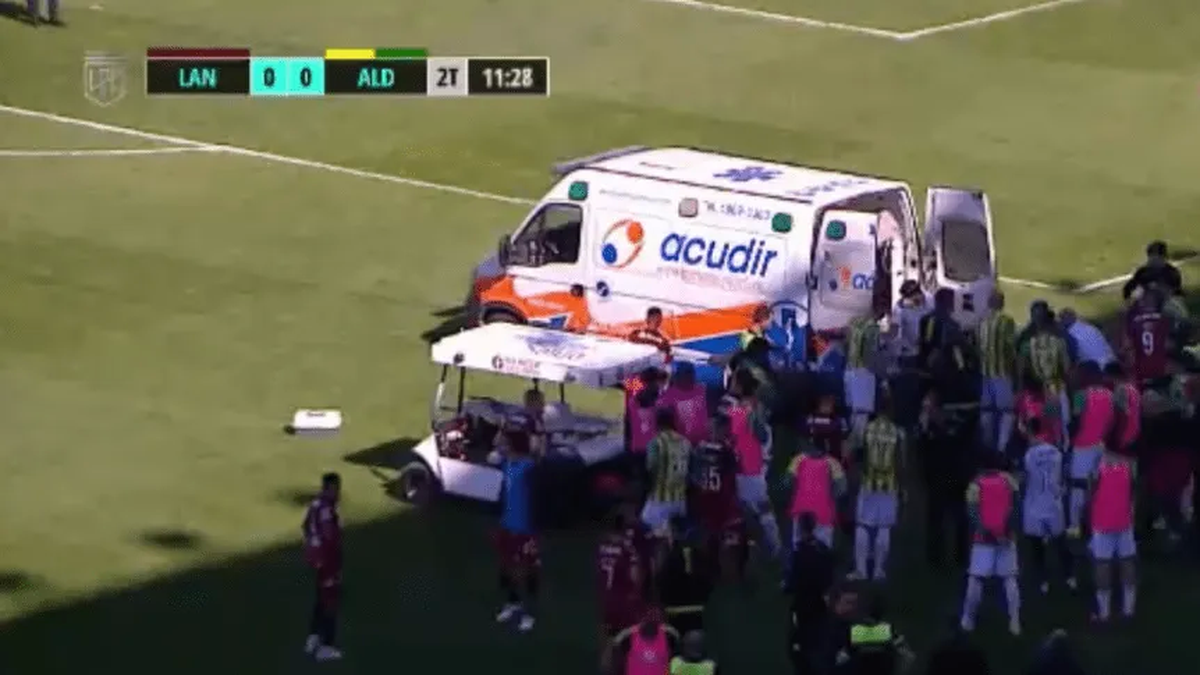 Duro momento en Lanús - Aldosivi: Ian Escobar se fue en ambulancia tras un choque de cabezas