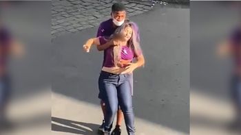Video: tomó de rehén a una chica, la Policía lo mató y los vecinos aplaudieron