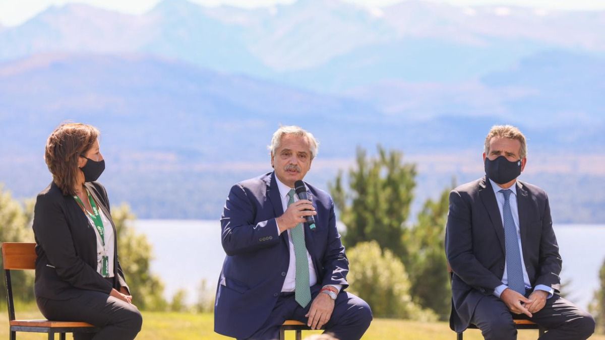 Alberto Fernández junto a la gobernadora de Río Negro