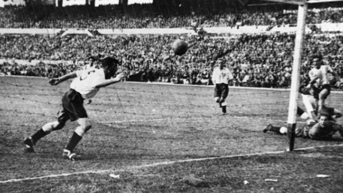 El 14 de mayo de 1953 Ernesto Grillo le marcó el gol imposible a Inglaterra y desde entonces se celebra el Día del futbolista argentino.