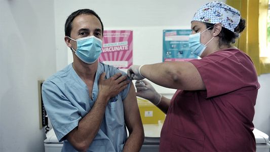 Vacuna contra el coronavirus: ¿dónde aplicarse la dosis de refuerzo ante el aumento de casos?