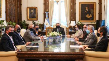 Recomponer el salario y apurar la vacunación, el dispositivo electoral que busca Alberto para ganar
