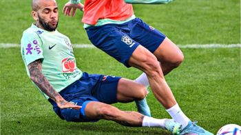 Escándalo en Brasil: la patada criminal de Dani Alves a Pedro a días del comienzo del Mundial de Qatar