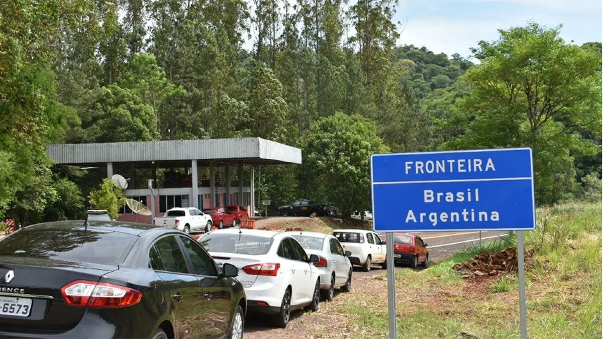 El hombre intentó cruzar el Paso Fronterizo Internacional Iguazú - Foz de Iguazú con 40 mil dólares escondidos en sus tobillos. (Foto: Télam).