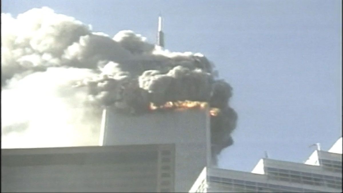 la torre norte también sucumbe a las 10.28 hs. (Foto: Archivo)