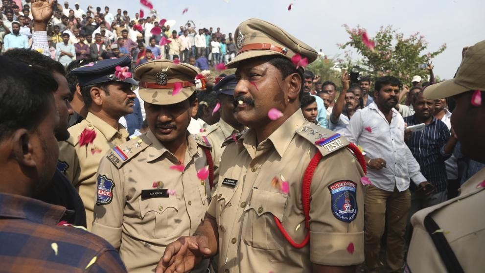 La policía india fusila en un descampado a los cuatro acusados de violar y asesinar a una joven