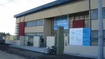 A las patadas: el brutal ataque de una alumna contra la directora de una escuela primaria