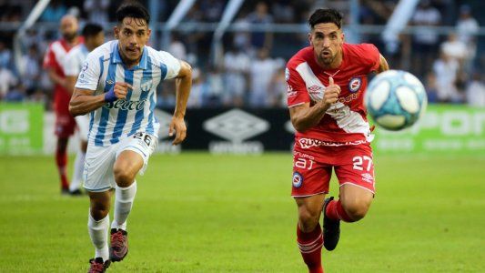 Argentinos Juniors ganó en Tucumán y no se baja de la pelea por el título
