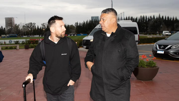 Messi llegó al país con un buzo discreto, pero que equivale a más de 5 salarios mínimos en Argentina
