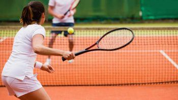 En medio de la polémica por los runners, en el municipio de Ezeiza permiten jugar tenis y golf en countries