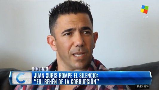 Mientras espera en libertad un juicio, Juan Suris se divierte con su nueva mascota: una pitón de 65 kilos