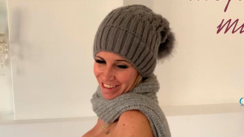 Florencia Peña combate el frío desnuda pero con gorro y bufanda