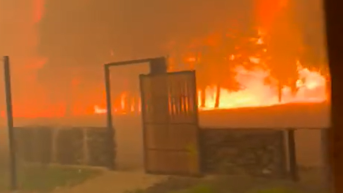 Impactantes imágenes del incendio forestal en Epuyén.