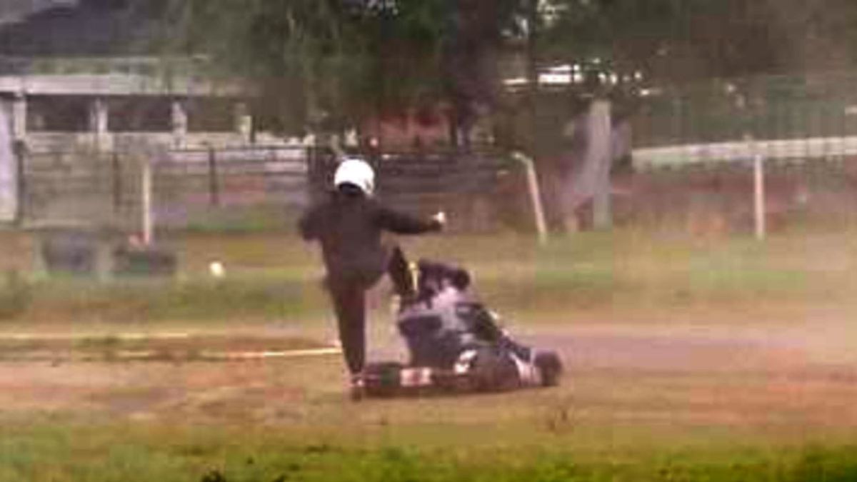 Salvaje agresión en una carrera de karting: el video de la brutal golpiza que dejó a un piloto tras las rejas (Foto: captura de video)
