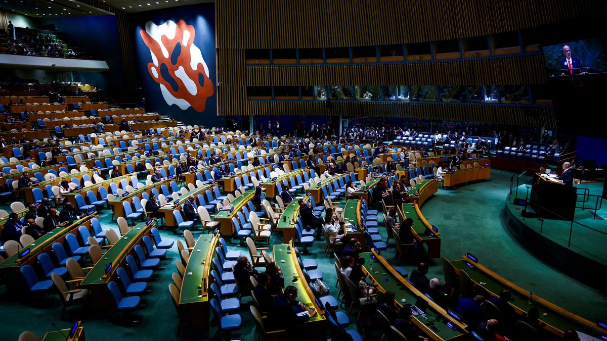 Netanyahu habla en la Asamblea General de la ONU. Pero en una sala prácticamente vacía. (Foto: Reuters)