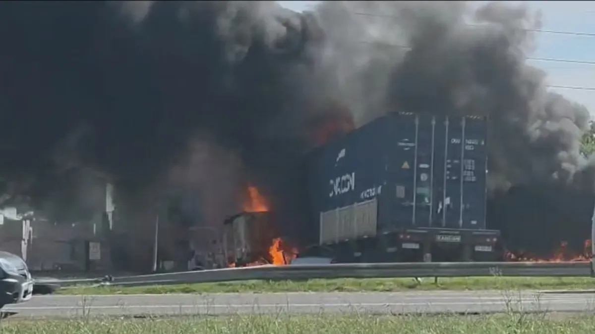 Al menos tres muertos tras el choque e incendio de dos camiones y dos autos.&nbsp;