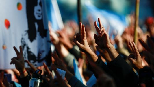 Las sugestivas canciones que acompañaron la marcha por Cristina Kirchner: Todo preso es político