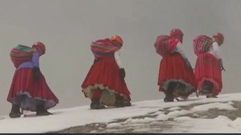 Cholitas bolivianas, con el desafió de llegar a la cumbre del monte Everest. (Foto: Captura de TV)
