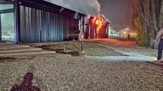 Tremendo incendio en una oficina turística en El Bolsón: qué sucedió