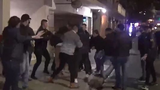 Video | Un repartidor agredió a militantes frente a la casa de Cristina Kirchner en Recoleta y fue detenido