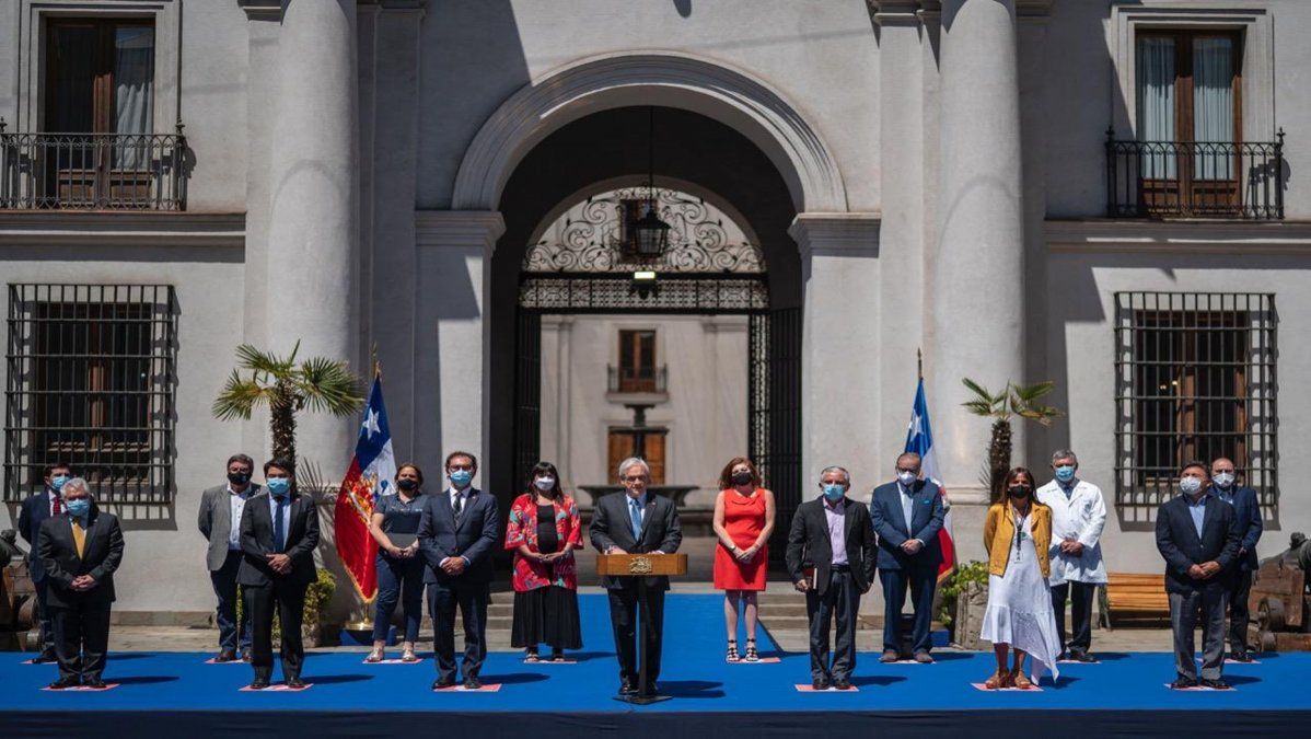 Chile con dos frentes: vacunación exitosa y regreso al aislamiento (Foto: AP).