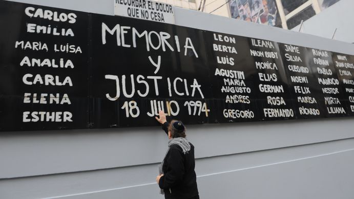 Refuerzan la seguridad en la Embajada de Israel y la AMIA tras una amenaza de bomba