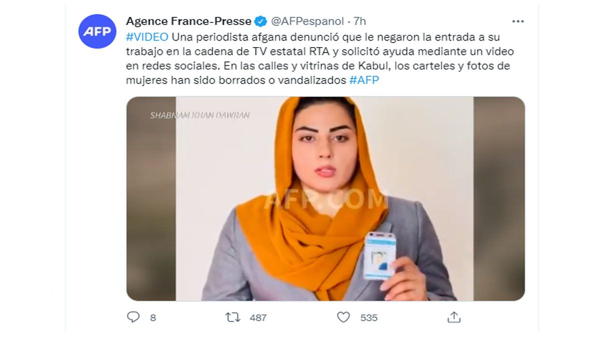 Una periodista afgana, denuncia que solo por ser mujer, ya no la dejan entrar a sus lugares de trabajo (Foto: Tuit de AFP)