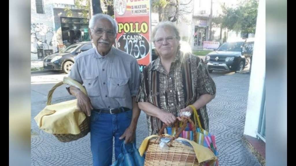 Lidia y Faustino, los abuelos que venden pastelitos y emocionan a todos