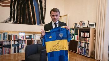 Emmanuel Macron posó con una camiseta de Boca firmada por Javier Milei: Viva la libertad carajo. (Captura) Emmanuel Macron posó con una camiseta de Boca firmada por Javier Milei: Viva la libertad carajo. (Captura)