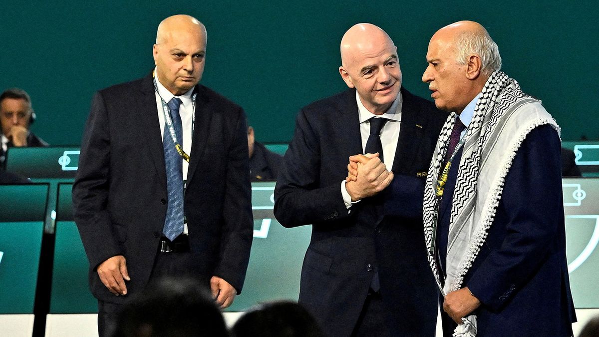 Durante el cierre del evento en Canad&aacute;, Gianni Infantino convoc&oacute; al escenario a los representantes de Israel y Palestina con la intenci&oacute;n de que compartieran un saludo simb&oacute;lico. (Foto: Reuters)