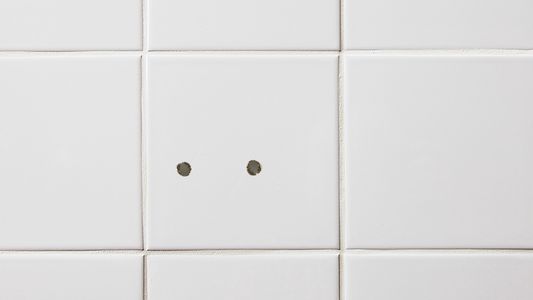 Cómo tapar agujeros de azulejos: el TRUCO fácil para que queden como nuevos