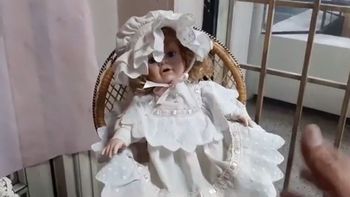 Una muñeca embrujada, que se mueve sola de noche, se encuentra actualmente en la Biblioteca de la Legislatura Provincial de Salta (Foto: QuePasaSalta). Una muñeca embrujada, que se mueve sola de noche, se encuentra actualmente en la Biblioteca de la Legislatura Provincial de Salta (Foto: QuePasaSalta).