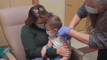 La FDA aprobó la vacuna de Moderna para niños entre 6 meses y 6 años (Foto: AP)
