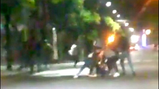 Impactante robo piraña en Tucumán: 20 ladrones atacaron a un hombre para robarle el teléfono