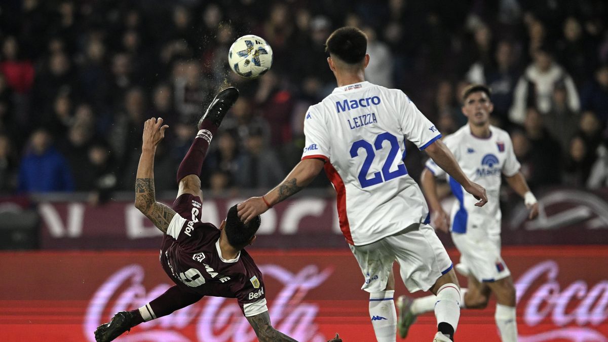 El gol de Walter Bou en Lan&uacute;s.