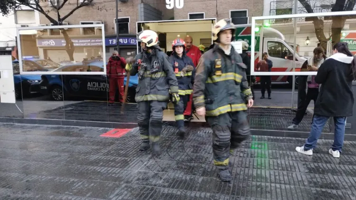 Desesperación en un geriátrico al caer un ascensor: rescataron a seis personas y dos mujeres resultaron heridas