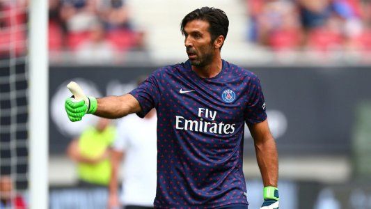 Buffon enamora a propios y extraños: en una cena con el PSG, se paró en la silla y se puso a cantar