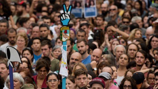 La oposición y organizaciones sociales marchan para rechazar el decreto de Macri sobre las FF.AA.