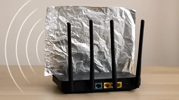 Papel aluminio detrás del módem: cuándo puede mejorar el WiFi y qué cuidados tener