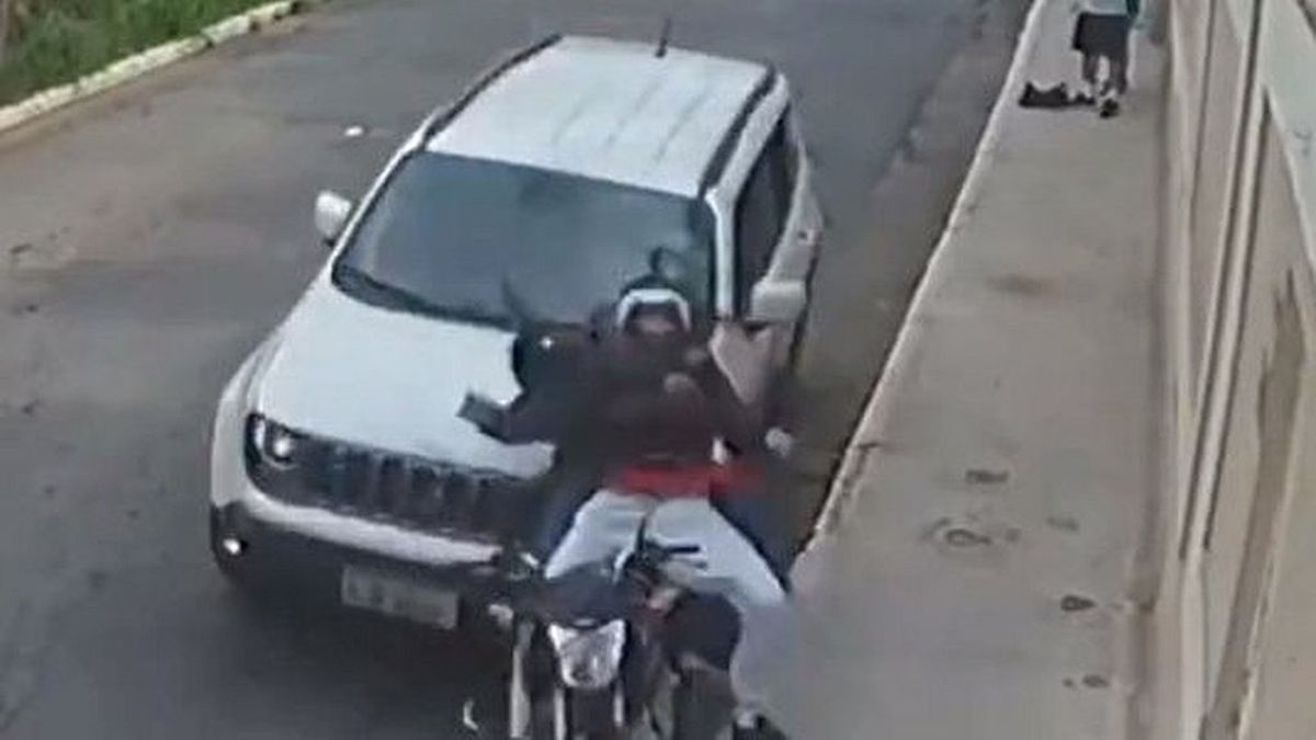 Una cámara de seguridad registró el instante preciso en que el conductor embistió a los delincuentes (Foto: captura de pantalla).