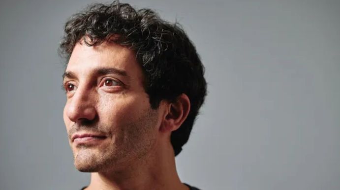 Juan Minujín vuelve a brillar en Netflix con la serie argentina más popular y está en el Top 10