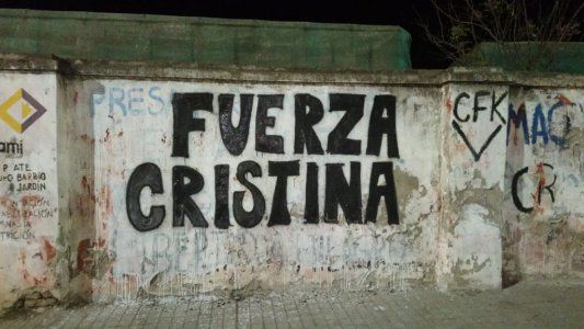 Como con “Perón vuelve”, el kirchnerismo organizó pintadas para defender a Cristina