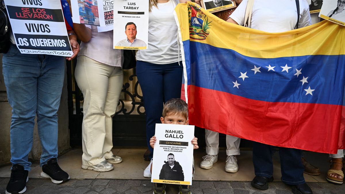 Víctor, el hijo del gendarme argentino Nahuel Gallo, con un cartel con la imagen de su padre. Pide por su libertad, preso a manos del chavismo venezolano desde el 8 de diciembre de 2024. (Foto: Reuters)