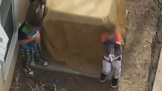 ¡Manos arriba!: el impactante video de dos nenes de 7 y 9 años desafiando a la Policía con un arma