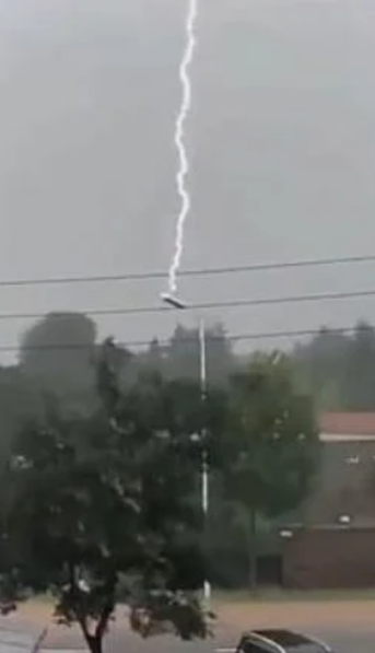 Impresionante: un rayo impactó 11 veces seguidas sobre el mismo poste de luz