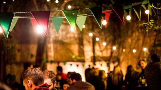 Asesinan a un joven de una puñalada dentro de un bar del barrio de San Nicolás y detienen a un sospechoso