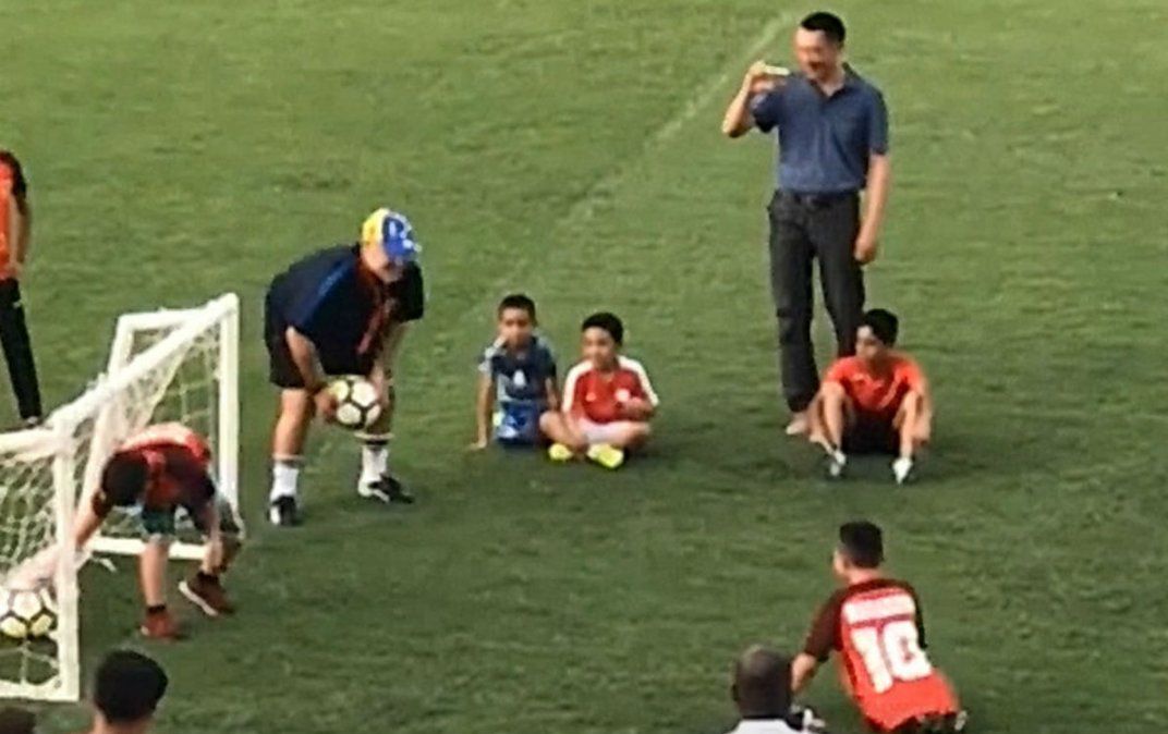 Video: el emotivo gesto de Diego Maradona con un niño discapacitado en Emiratos Árabes