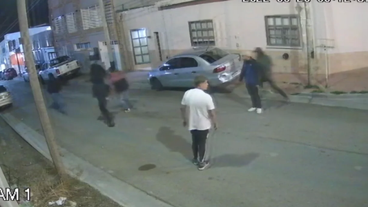 Fiesta salvaje: salieron a libar, tomaron de más y todo terminó con un auto incendiado en Comodoro Rivadavia