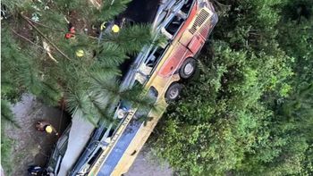 Tragedia y desesperación en Misiones: un micro chocó, cayó de un puente y hay varios muertos.