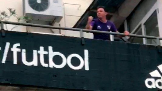 Gallardo salió a festejar el resultado con los hinchas de River que estaban en el Monumental